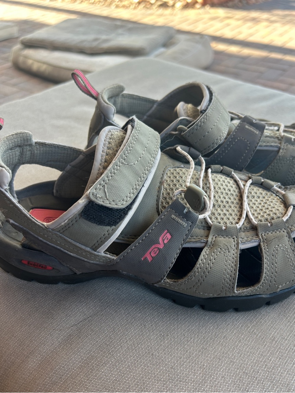 Teva Woman’s Green Sport/Hiking/Water Sandals with Pink Logo Accent 1001125 SZ 8